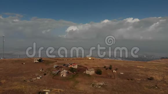 格鲁吉亚沙漠与山脉之间的鲁斯塔维市视频的预览图