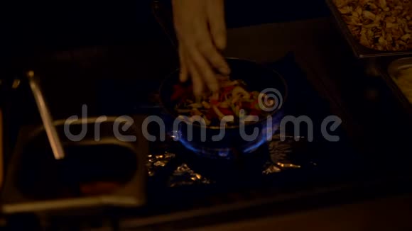 厨师在平底锅中添加配料视频的预览图