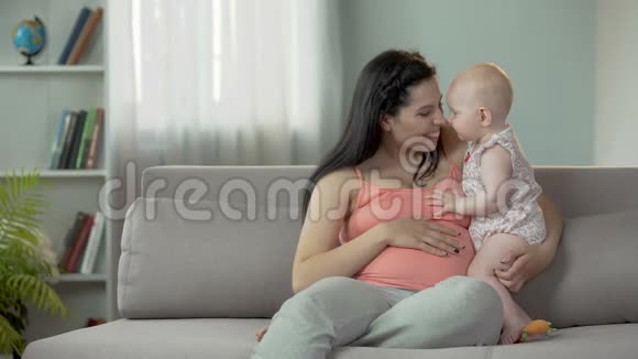 母亲和女婴温柔地抚摸着脸上的微笑甜美的母性视频的预览图