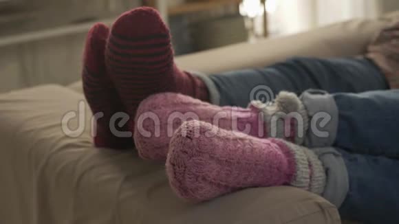 毛袜中女性腿的特写舒适关怀善良温暖亲情60fps视频的预览图