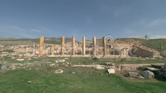 土耳其帕穆卡莱希埃波利斯城的古代遗址和柱视频的预览图