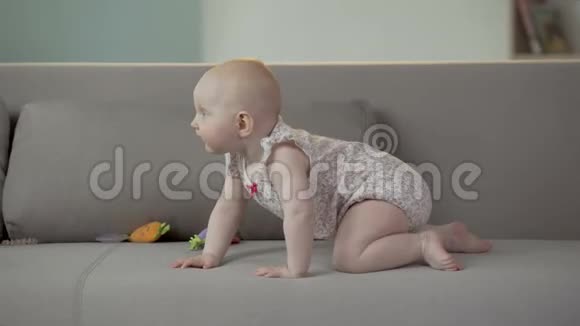 健康活泼的女婴爬到妈妈身边快乐的妈妈用爱亲吻孩子视频的预览图