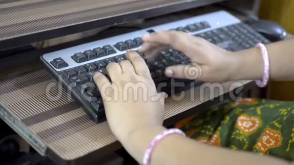 电脑键盘上的女士打字电脑关闭顶部侧视只有双手可见视频的预览图