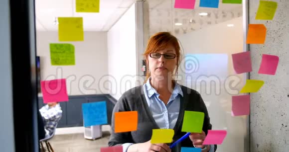 女高管在玻璃墙上看黏糊糊的纸条视频的预览图