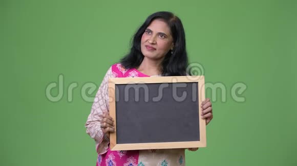 成熟美丽的印度女人一边看黑板一边思考视频的预览图