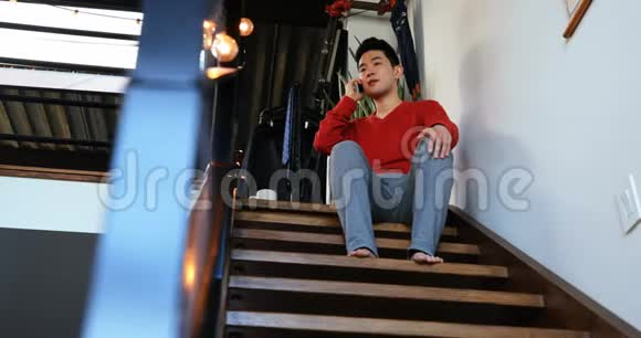 男子在4k楼梯上讲手机视频的预览图