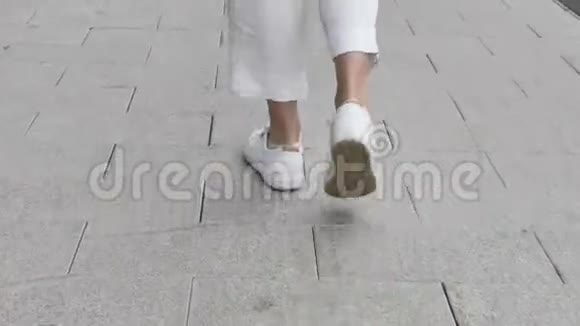 街上女腿行走的后景视频的预览图
