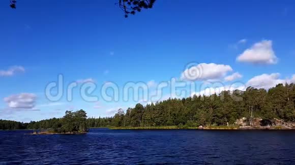 时光流逝在风和日丽的夏日观赏绚丽的自然景观美丽的湖泊绿色的森林蓝天白云视频的预览图