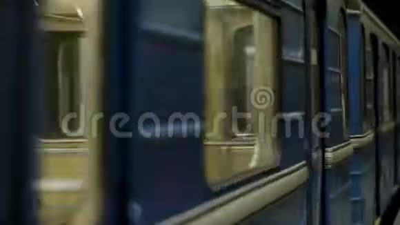 关闭地铁站地下车厢的窗户无缝回路一个空地铁的移动窗户视频的预览图