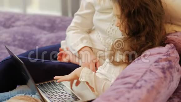 技术教育孩子使用笔记本电脑触摸板视频的预览图