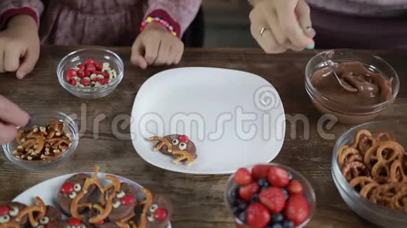 三代家庭做巧克力饼干视频的预览图