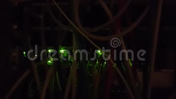 工作计算机设备短片绿色闪烁灯和大量电缆和夹子之间的连接器视频的预览图