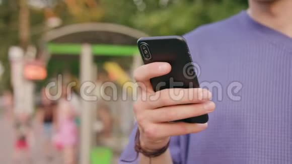 年轻人用电话握手特写视频的预览图
