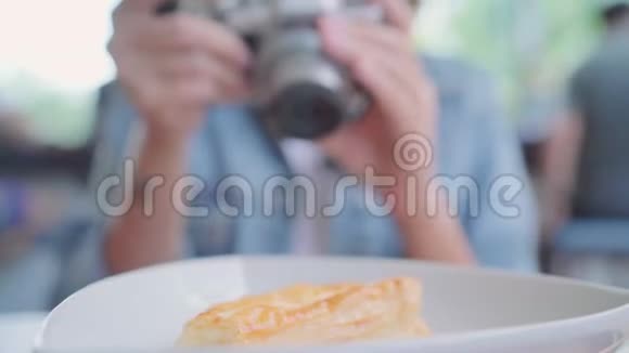 食品博客亚洲妇女使用相机拍照甜点面包和饮料而坐在桌子上的咖啡馆视频的预览图