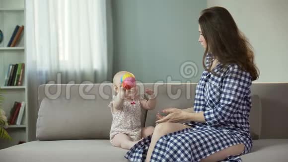 可爱的妈妈和可爱的小宝宝玩耍脸上洋溢着快乐的笑容童年视频的预览图