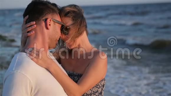 在波浪背景上戴太阳镜的浪漫情侣视频的预览图