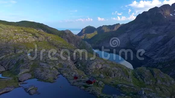 飞越岩石和高山湖泊视频的预览图