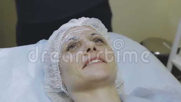 美容诊所的病人躺在沙发上等待剥皮手术视频的预览图