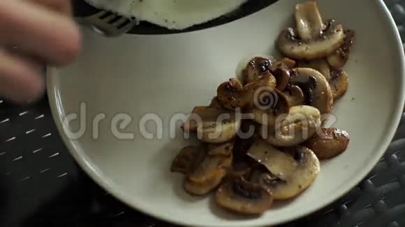 蘑菇炒鸡蛋视频的预览图
