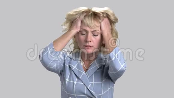 成熟的金发女人感到头痛视频的预览图