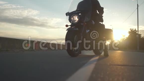 在日落时分骑摩托车在路上慢动作比克尔制造了大量烟雾视频的预览图