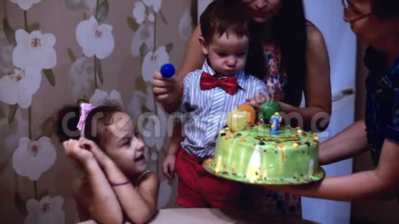 幸福家庭的概念两年快乐的小男孩与家人母亲和小男孩一起庆祝生日视频的预览图