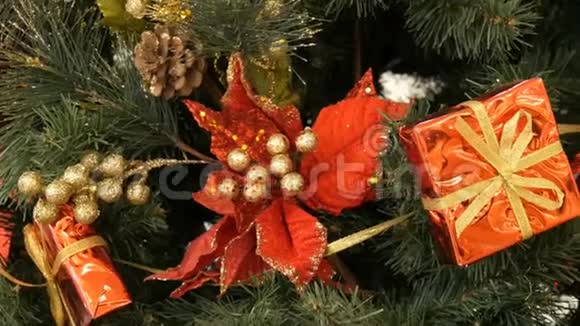 圣诞树上的红色圣诞和新年装饰以礼品红色盒子和丝带的形式出现视频的预览图