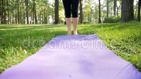 公园草地瑜伽和健身的慢动作视频中年微笑妇女练习和练习视频的预览图