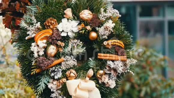 圣诞花圈由冬青杉枝八角干橙等组成在圣诞市场上出售视频的预览图