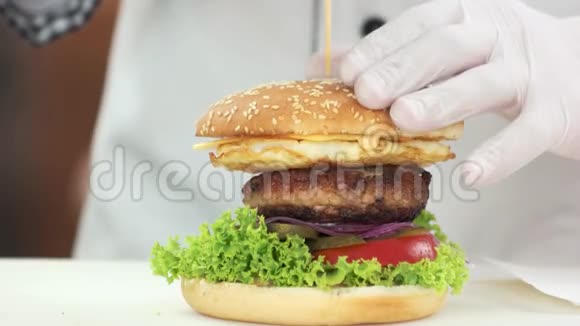 厨师和汉堡的手视频的预览图