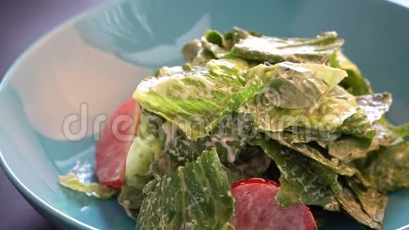生菜西红柿和鸡胸肉沙拉在蓝盘餐厅健康清洁饮食理念慢动作滑块视频的预览图
