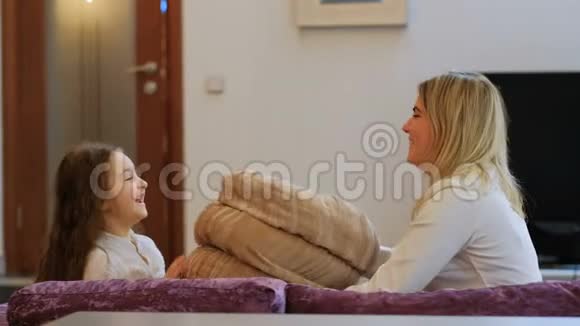 家庭玩枕头爱快乐妈妈孩子视频的预览图