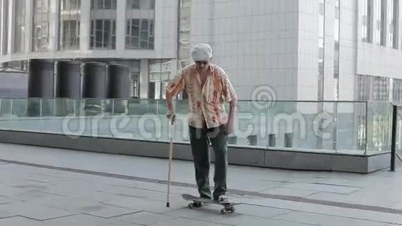 滑板上的老人视频的预览图