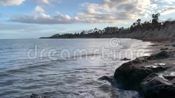 在圣巴巴拉戈莱塔海滩溅起海浪太平洋海岸加利福尼亚视频的预览图