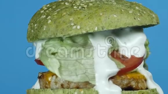 大汉堡有肉馅饼和绿色面包洋葱番茄融化的奶酪沙拉和蛋黄酱孤立汉堡视频的预览图