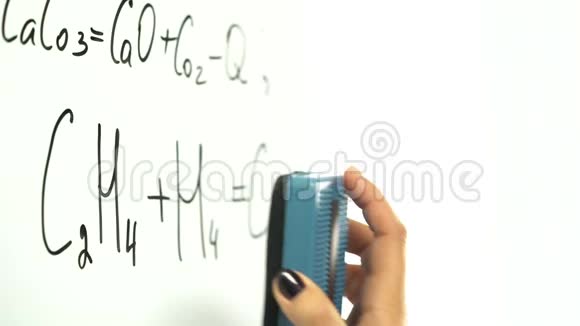女生从黑板上擦掉化学公式视频的预览图