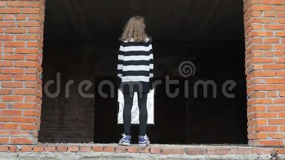 青少年在一座废弃的建筑里跳舞视频的预览图