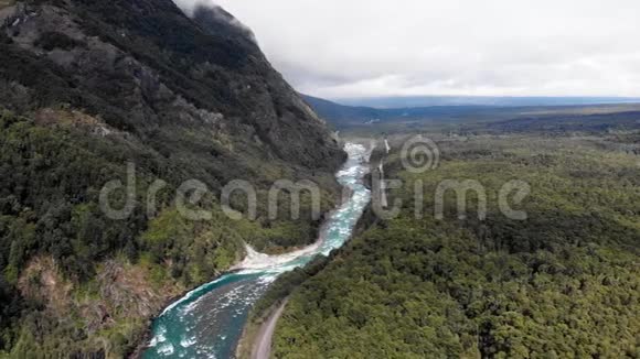 智利南部Petrohue河的鸟瞰图视频的预览图