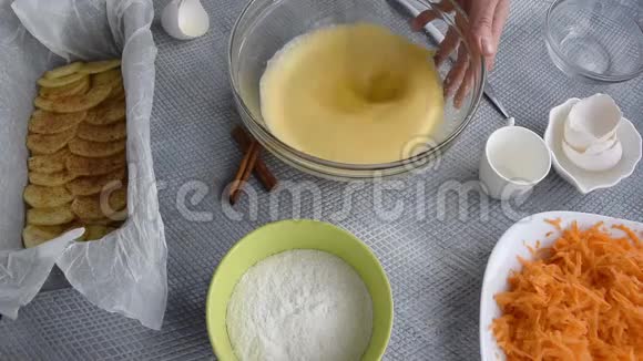 女性手准备自制苹果胡萝卜蛋糕与米粉健康无麸质和乳制品免费派的顶部视图视频的预览图