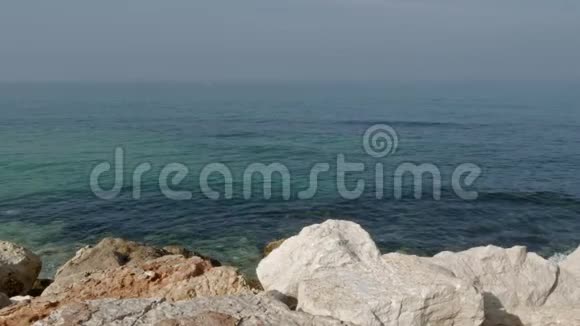 海浪拍打着岸边的石头视频的预览图