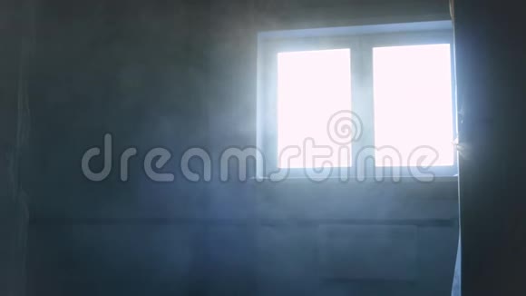 施工过程中房间灰尘窗外的蓝光视频的预览图