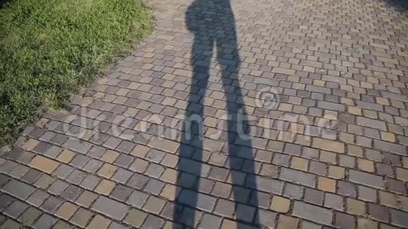 站在脚上的路上人的影子视频的预览图