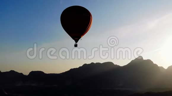 五颜六色的热气球在老挝东南亚的VangVieng上空及时升起探索美丽的日落视频的预览图