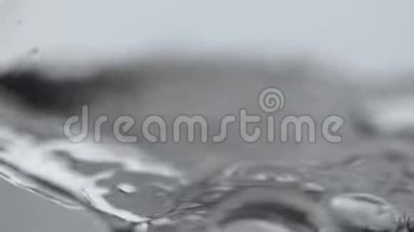 水涌入玻璃罐水平上升到框架的顶部泡沫和湍流视频的预览图