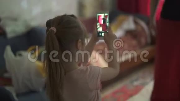 女孩拍摄家庭视频视频的预览图