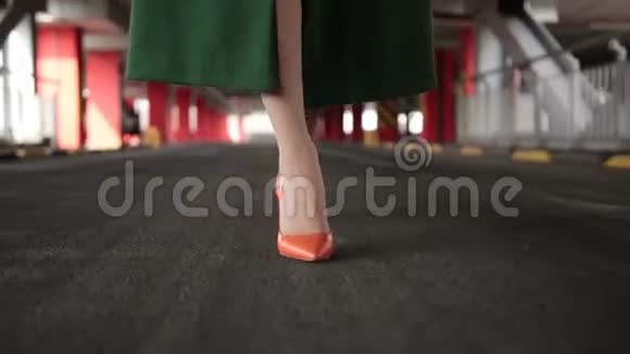 女人穿着高跟鞋走路的腿视频的预览图