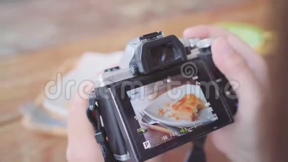 食品博客亚洲妇女使用相机拍照甜点面包和饮料而坐在桌子上的咖啡馆视频的预览图