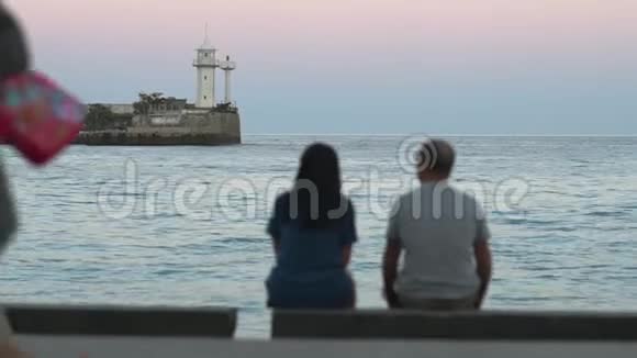 两位成年朋友在海堤上眺望大海或大海视频的预览图