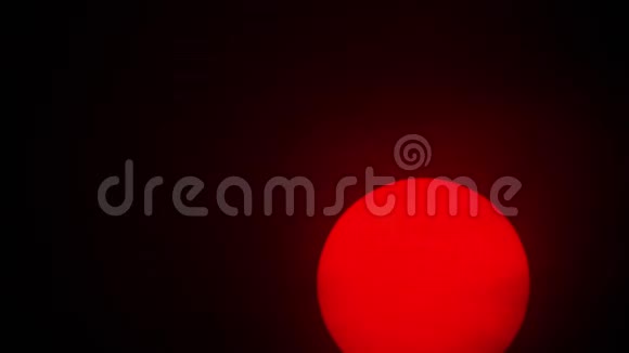 红色的太阳球在厚厚的烟雾中视频的预览图