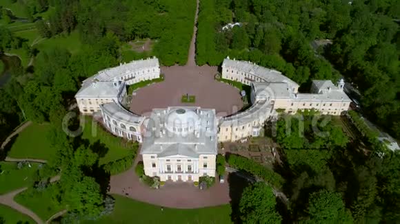 巴甫洛夫斯克宫特写圣彼得堡居民区空中录像视频的预览图